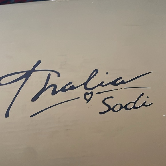 Black color - Picture 3 of 4